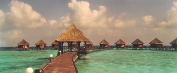 Wasserbungalow-Panorama mit Bootsanlegestelle
