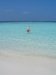 Weißer Mann auf weißem Strand